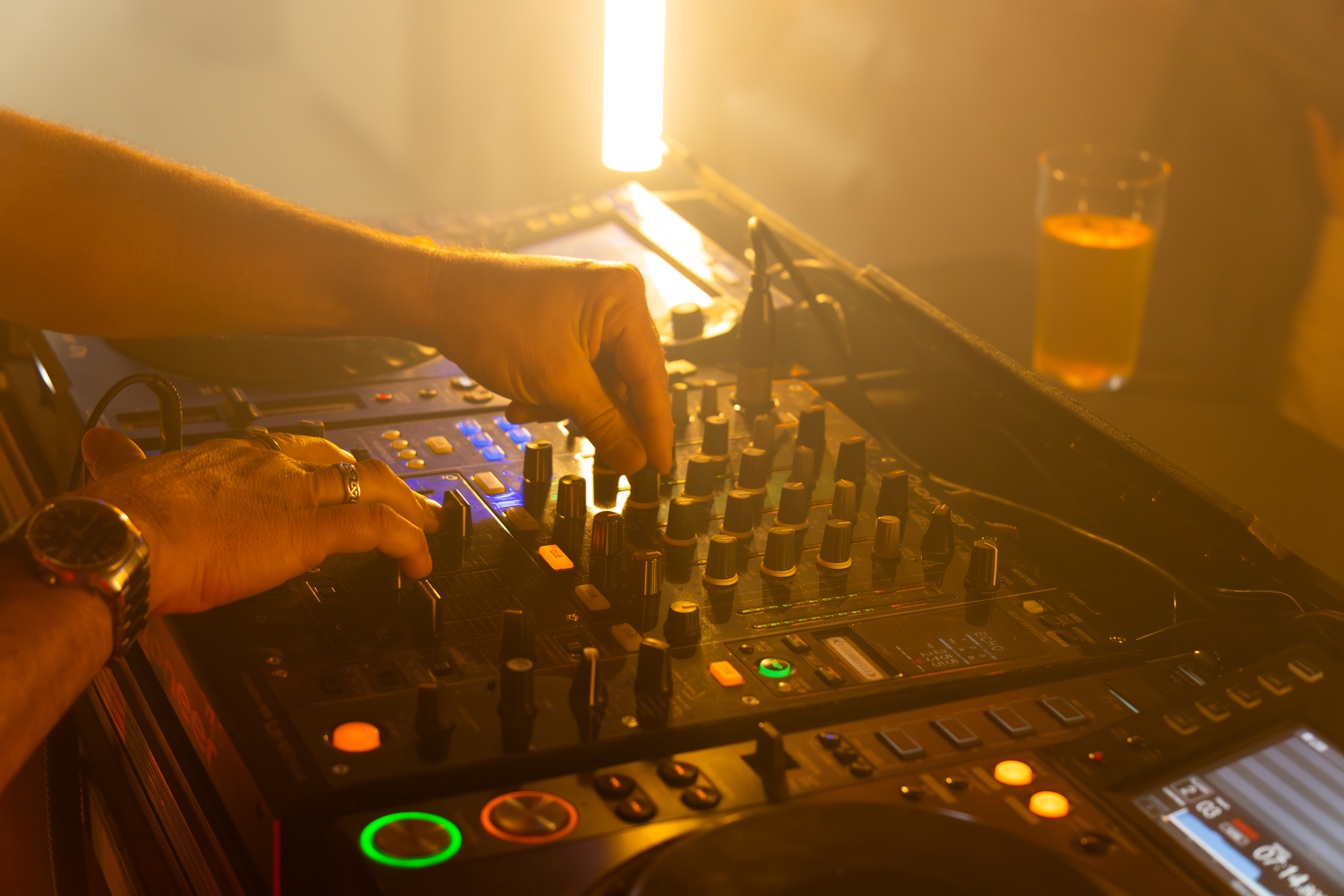 Registro da parte interna da Sessions na 4Beer durante a noite