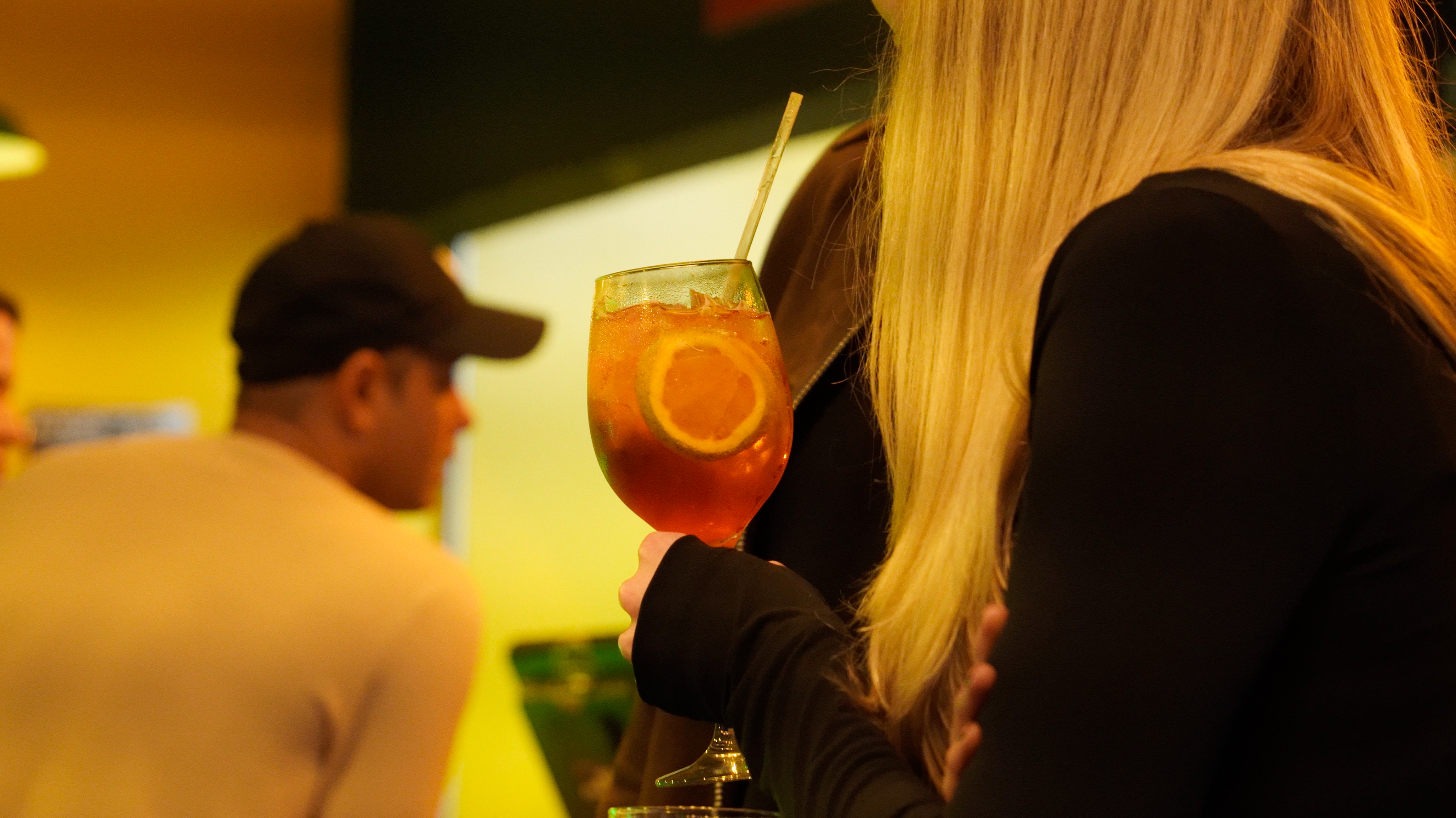 Pessoas reunidas na parte final e noturna da primeira edição da Sessions na 4Beer