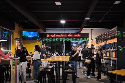 Ambiente real da 4Beer com público, bar e clima de ativação